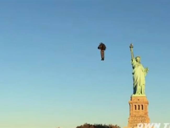 Piloto vuela con 'jetpack' junto a Estatua de la Libertad