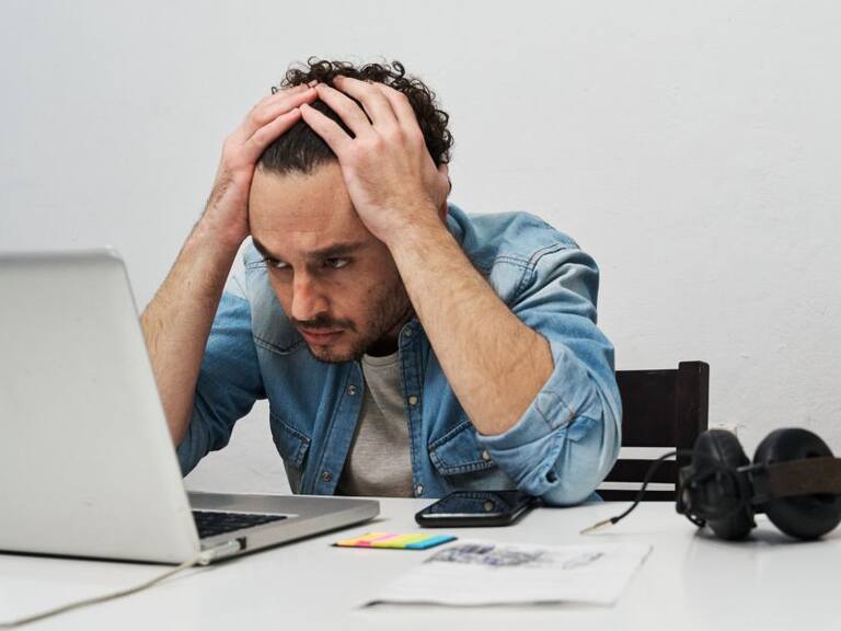 El síndrome de Burnout causa agotamiento emocional, la despersonalización y la disminución del desempeño personal. 