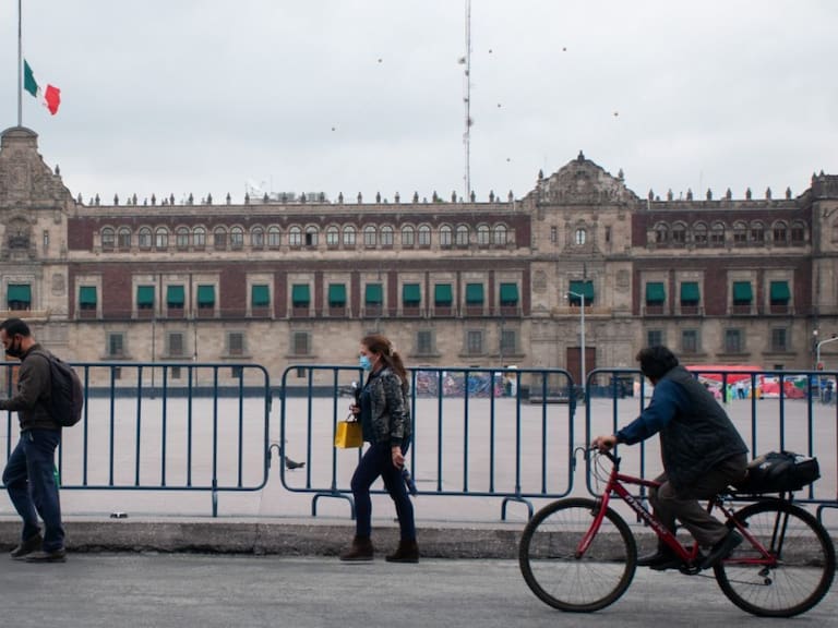 Maestros mexiquenses instalan plantón indefinido en plancha del Zócalo