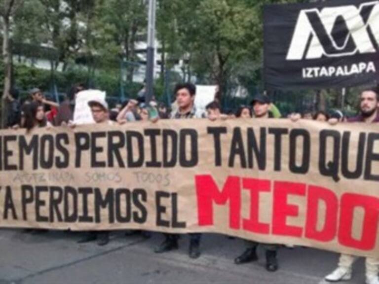 ​Se mantiene plantón frente a PGR en apoyo a desaparecidos de Ayotzinapa