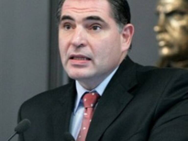 Reta Cué a sus contrincantes a debates públicos