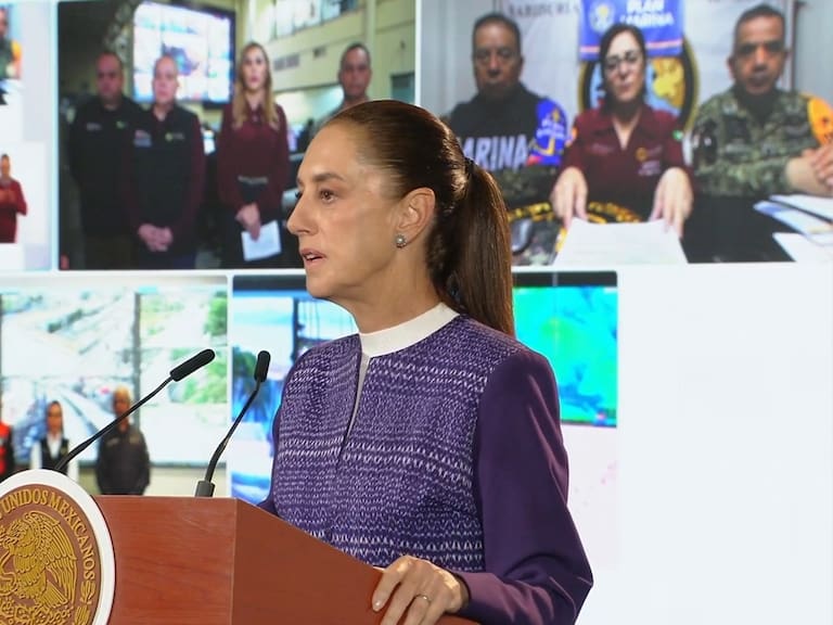 El huracán Simón podría acercarse a Mazatlán, Sinaloa, durante la medianoche del jueves, mientras sus efectos comenzarían a sentirse desde el miércoles. Las autoridades mantienen acciones preventivas en estados del Pacífico mexicano.