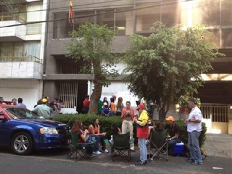 Gana Capriles en embajada de Venezuela en México