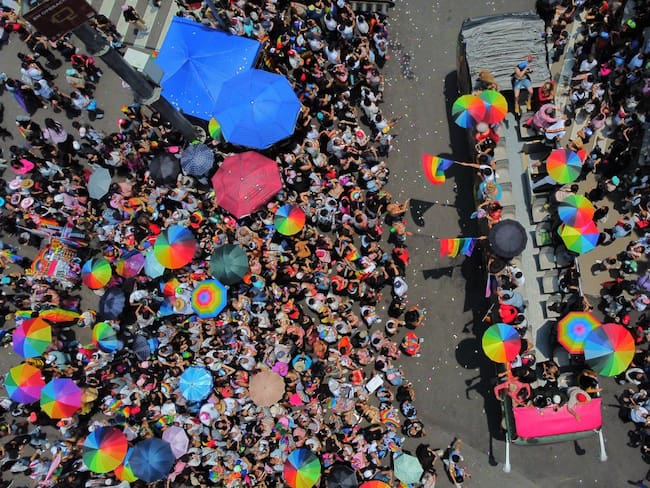 CRÓNICA | Sin llegar al Zócalo por el FIFA Fan Fest, la marcha de la comunidad LGBTTIQ+ inunda de color la CDMX
