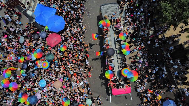 CRÓNICA | Sin llegar al Zócalo por el FIFA Fan Fest, la marcha de la comunidad LGBTTIQ+ inunda de color la CDMX