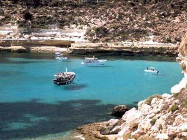 Se hunde barco con 150 personas cerca de isla italiana