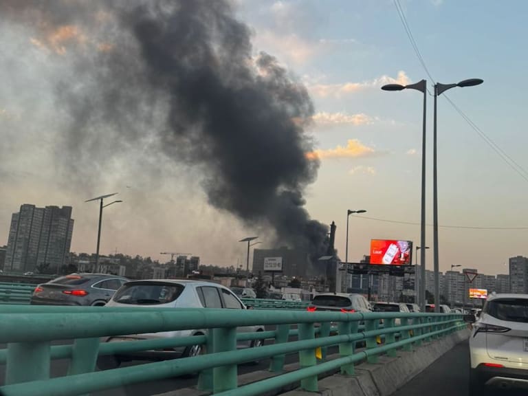 Se incendio de una bodega de plásticos en Avenida Central, en la alcaldía Álvaro Obregón, CDMX.