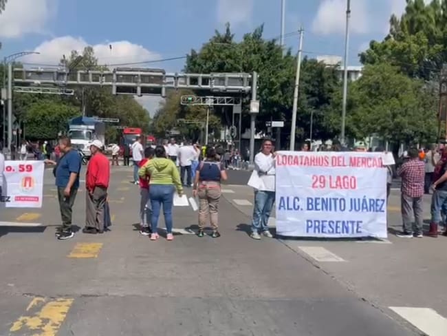 Comerciantes de Mercados populares bloquean vialidades