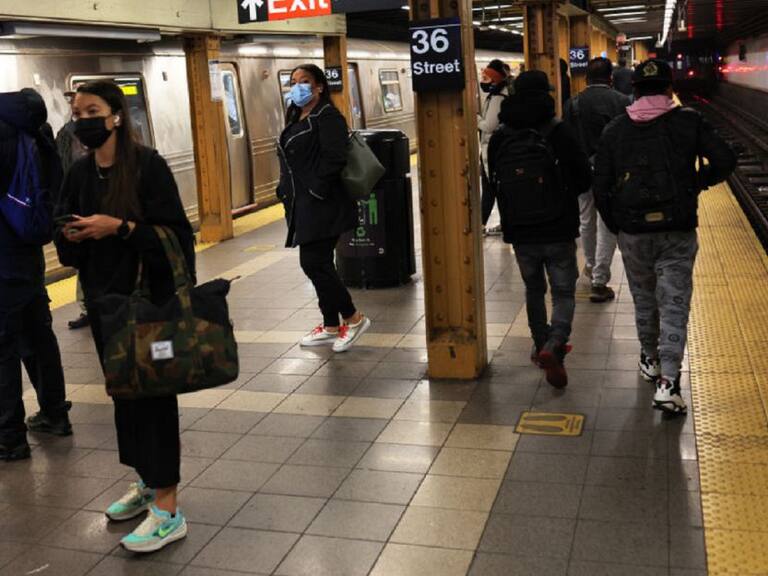 Detienen a posible sospechoso de tiroteo en metro de Brooklyn