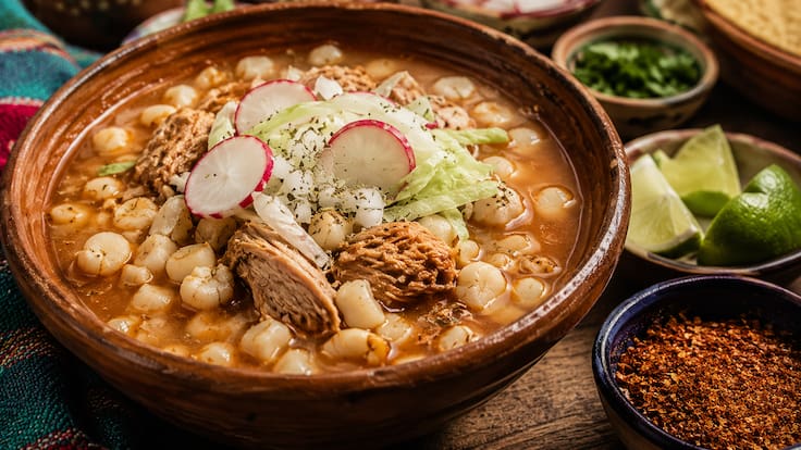 ¿Qué lleva primero un pozole? Cocineros mexicanos revelan el secreto para un mejor sabor