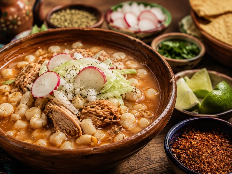 Pozole perfecto: expertos explican qué ingrediente debes poner primero en la olla. IA