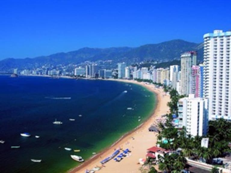 Rescatan a 12 turistas en playas de Acapulco
