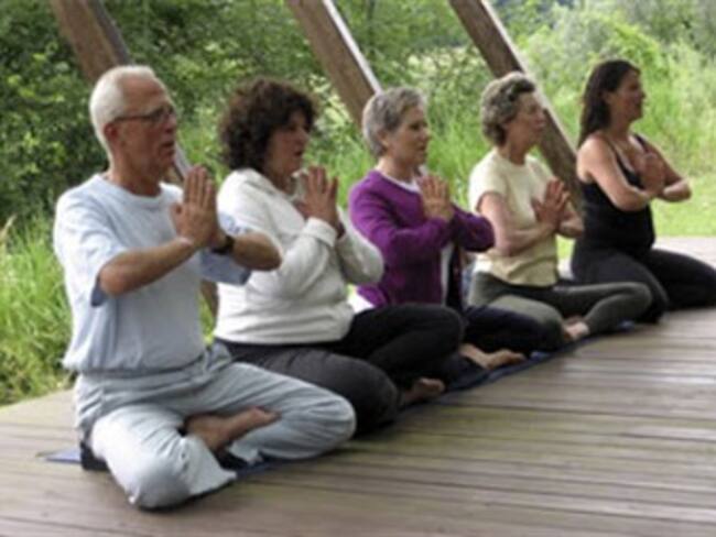 Yoga para la tercera edad 'Y tú que plan con yoga' con Enrique Cervantes