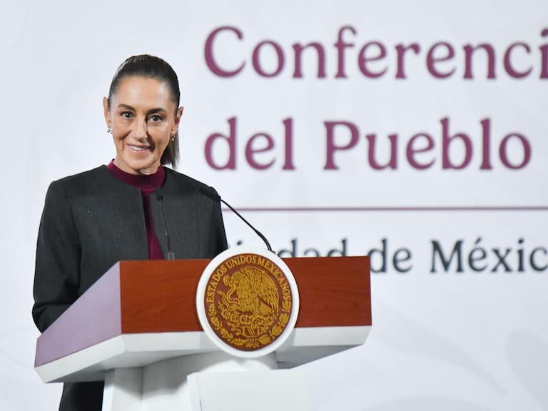La presidenta Claudia Sheinbaum felicitó a la mexicana Fátima Bosch por su triunfo en el certamen de belleza Miss Universo.