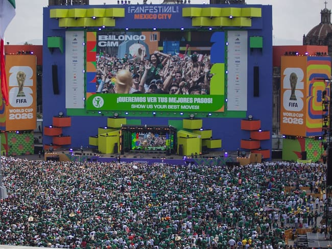 ¡Fiesta total! El Fan Fest del Zócalo vibró con el triunfo de México entre campamentos de la CNTE y la lluvia