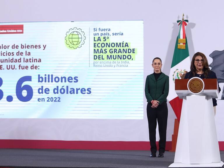 Ana Teresa Ramírez Rodríguez, colaboradora de Latino Donor Collaborative Think Tank, muestra datos de la aportación económica de la comunidad latina en Estados Unidos. FOTO: DANIEL AUGUSTO/ CUARTOSCURO.COM