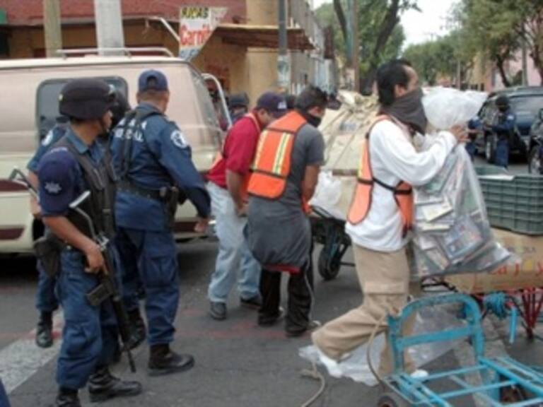 Reportan 13 lesionados por operativo contra piratería en Iztapalapa