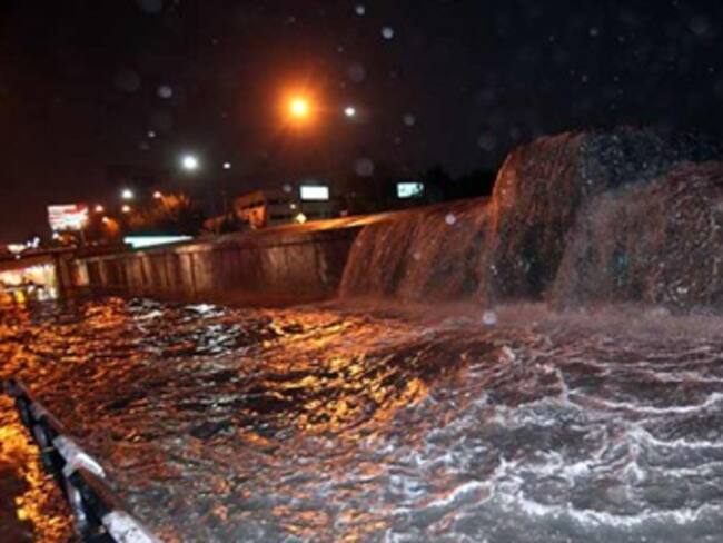 Desbordan lluvias drenaje en Viaducto