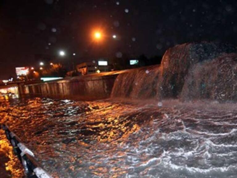 Desbordan lluvias drenaje en Viaducto