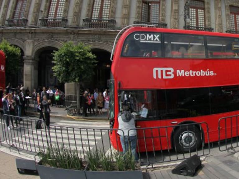 Presentan los primeros autobuses doble piso de la Línea 7 del Metrobús