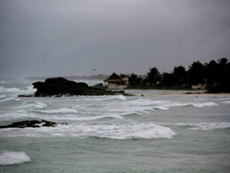 Evacúan a casi mil turistas de Costa Maya