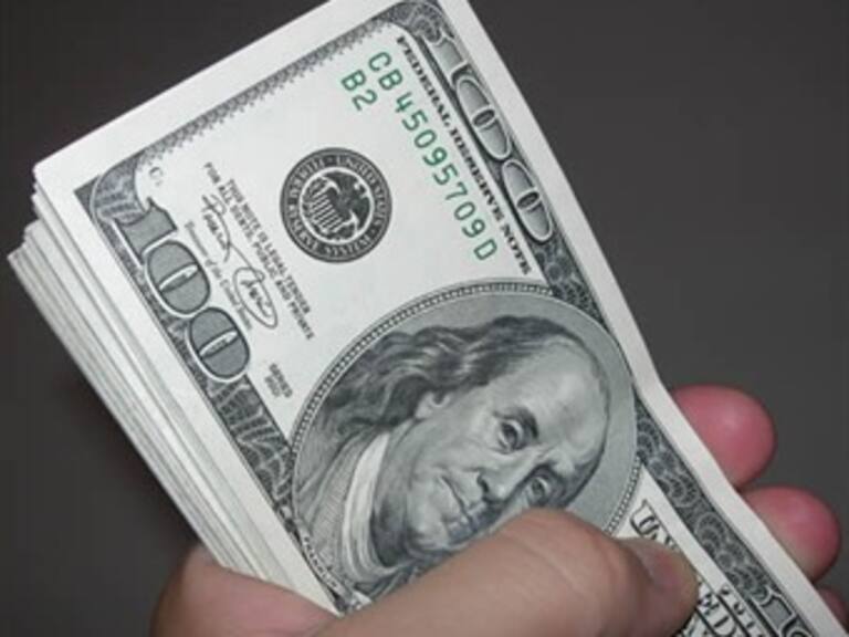 Retrocede dólar a 14.68 pesos a la venta