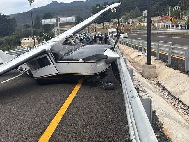 Avioneta aterriza de emergencia en la nueva carretera Real del Monte-Huasca de Pachuca, Hidalgo