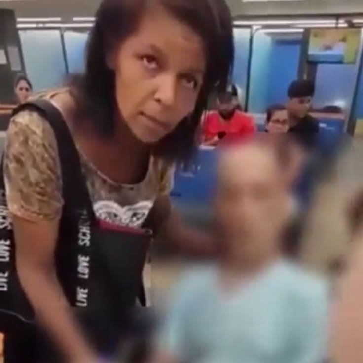 Una mujer llevó a su tío muerto para retirar dinero de un banco en Brasil | VIDEO