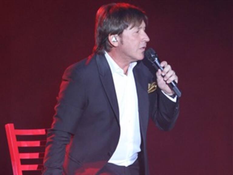 Ofrece Ricardo Montaner concierto lleno de romanticismo y nostalgia