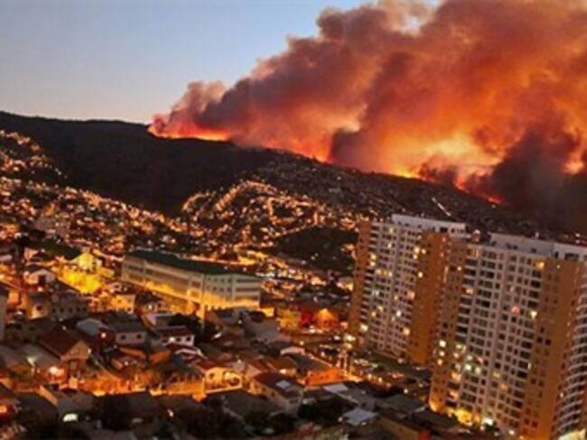 Reportan reactivación de fuego a 24 horas de incendio en Valparaíso
