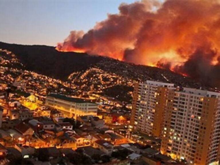 Reportan reactivación de fuego a 24 horas de incendio en Valparaíso