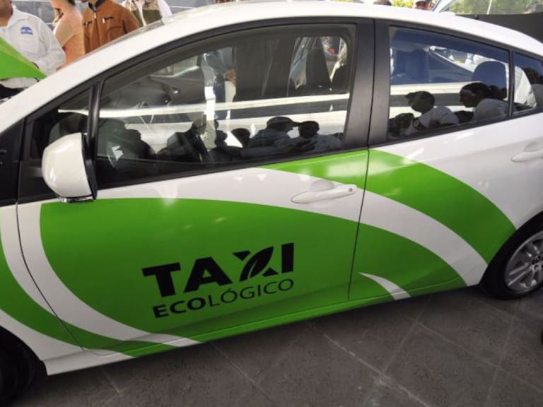 Gobernador entrega casi mil 500 permisos a taxistas; vuelve a abrir el registro