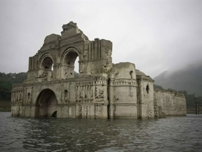 Iglesia colonial emerge de una represa en Chiapas