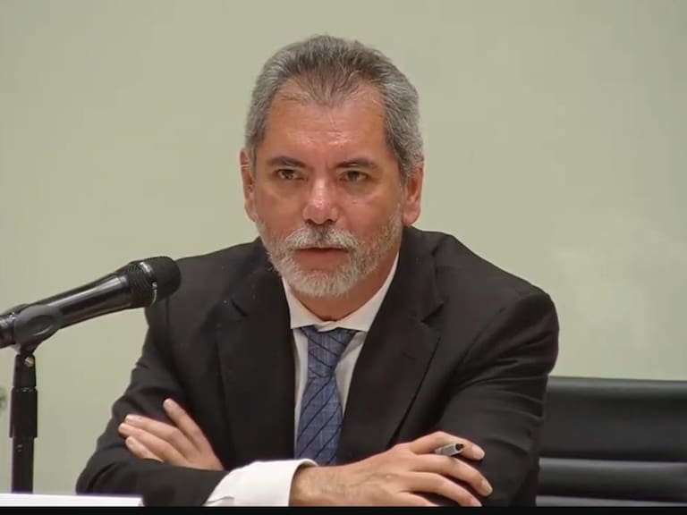 Edgar Amador Zamora negó que vaya a “tirar la toalla”, su permanencia depende de la Presidenta, dijo y defendió una consolidación fiscal.
