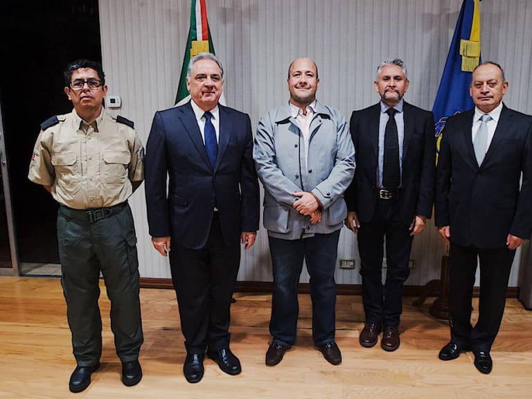 Daniel Velasco Ramírez, ahora ex secretario de seguridad (primero de derecha a izquierda) posa junto con el gabinete de seguridad