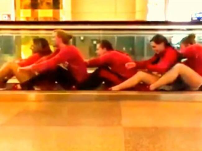 Un equipo de natación encontró la mejor manera de pasar el tiempo en un aeropuerto