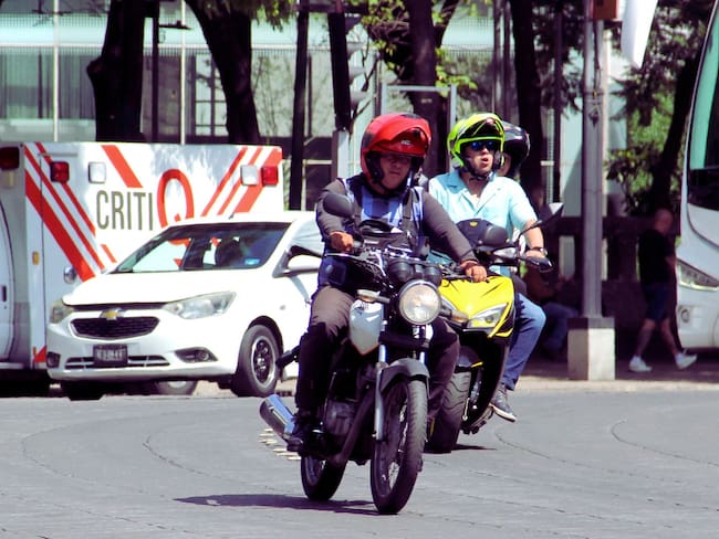 Motociclistas podrían pagar más de 2,000 pesos de multa si conducen con menores de edad a bordo