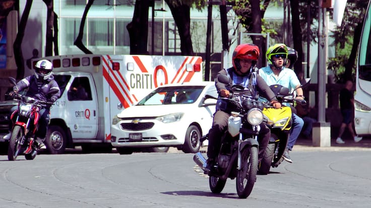 Motociclistas podrían pagar más de 2,000 pesos de multa si conducen con menores de edad a bordo