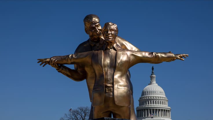 Instalan estatua de Trump y Epstein recreando escena de Titanic en Washington