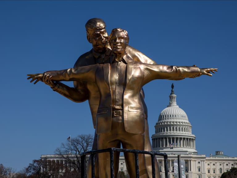 Instalan estatua de Trump y Epstein recreando escena de Titanic en Washington