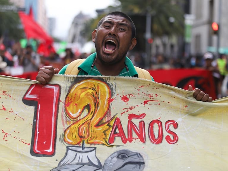 La demanda de justicia a 12 años de la desaparición de los 43 normalistas de Ayotzinapa congrega a miles de asistentes que entre consignas y pintas marchan en la Ciudad de México. FOTO: GRACIELA LÓPEZ/CUARTOSCURO.COM