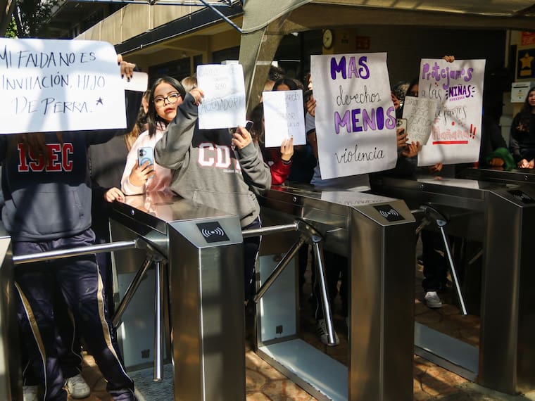 Exigen justicia para alumnas violentadas sexualmente por maestro que las grababa