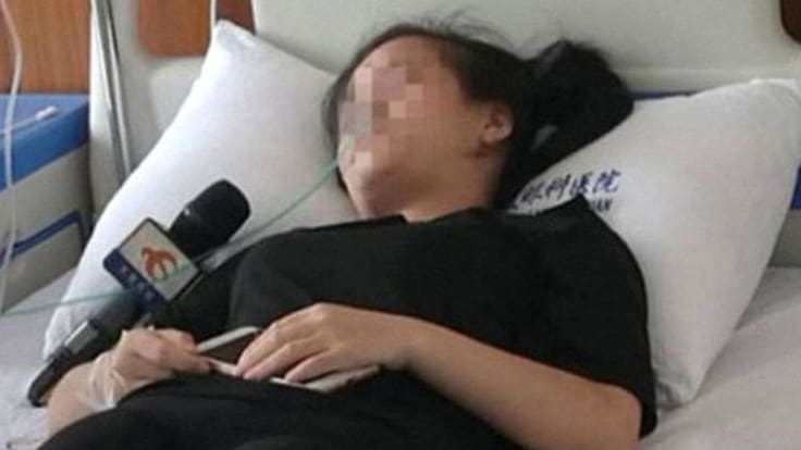 Mujer china se queda ciega tras pasar horas jugando en su celular