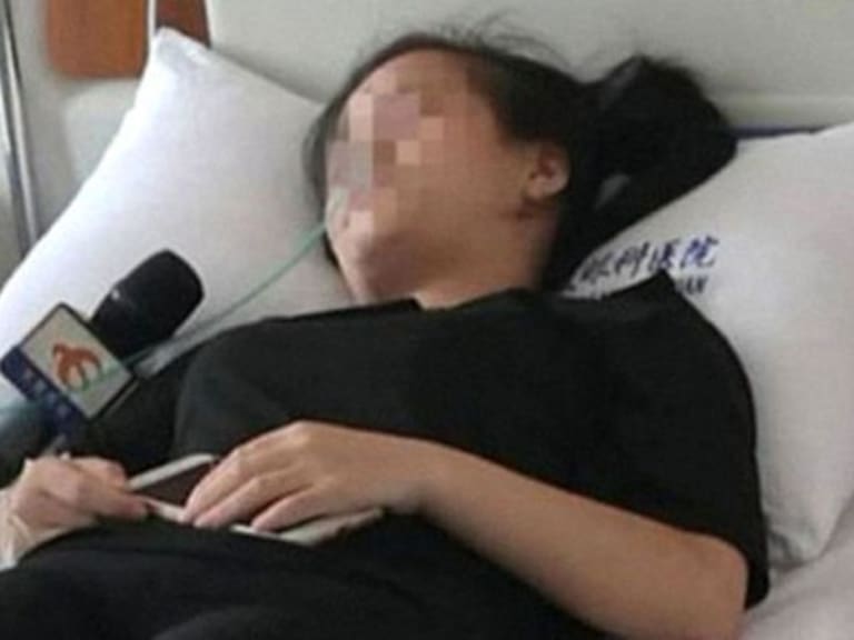 Mujer china se queda ciega tras pasar horas jugando en su celular