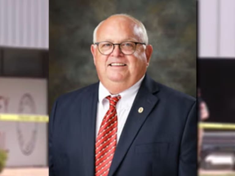 Un director en Oklahoma evitó un tiroteo al enfrentar a un atacante armado. X