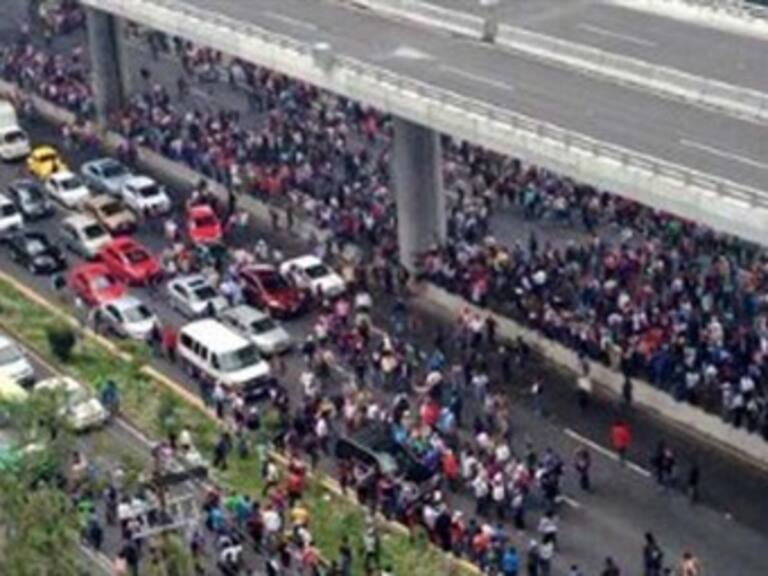 Libera CNTE vialidades frente a Televisa Chapultepec y Periférico Sur