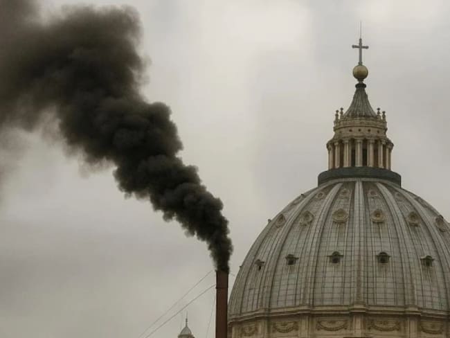 ¿Cómo se hace el humo de la Fumata Negra con la que el Cónclave anunció que aún no hay Papa en el Vaticano?
