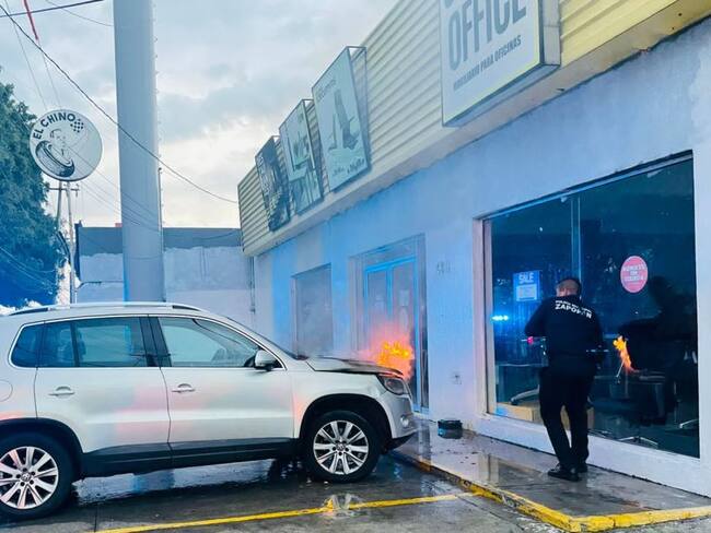 Balacera entre militares y sujetos armados deja camiones incendiados