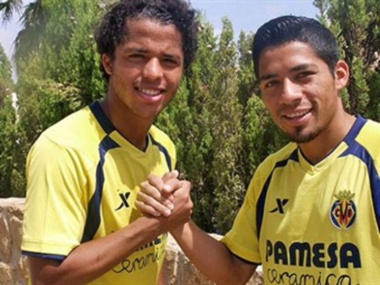 Giovanni y Aquino se toman la foto oficial con el Villarreal