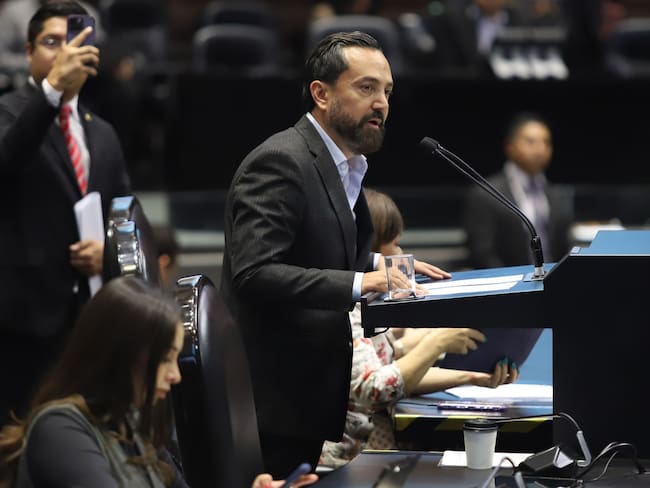 Morena defiende carta de AMLO ante duras criticas de PRI y PAN